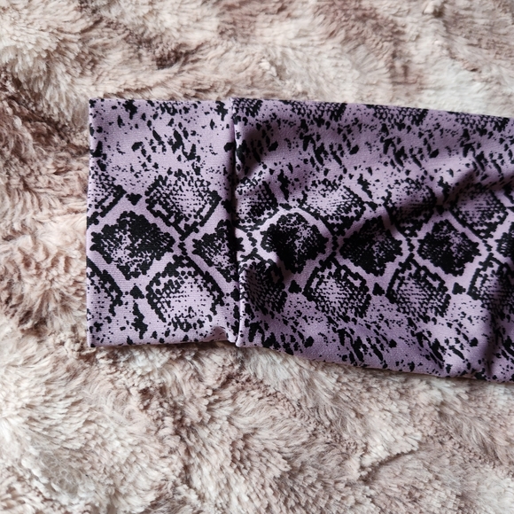 Serpent print workout sweater. - Picture 6 of 6